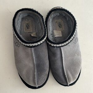 UGG Slippers two-tone grey size 8US men’s - used in home only.